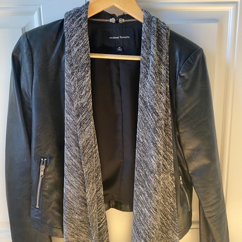 Black leather jacket with an de-attachable scarf